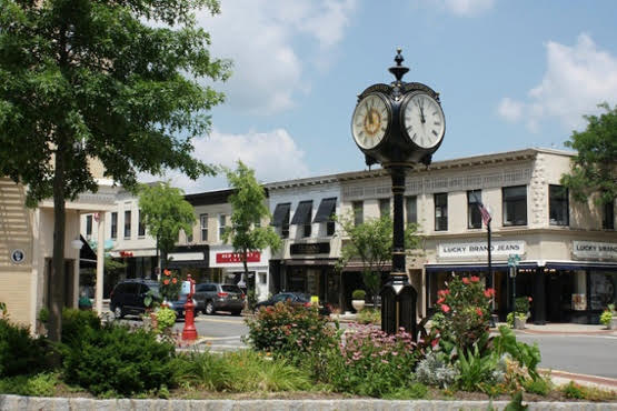 Ridgewood Avenue Should Be A Pedestrian-Only Plaza